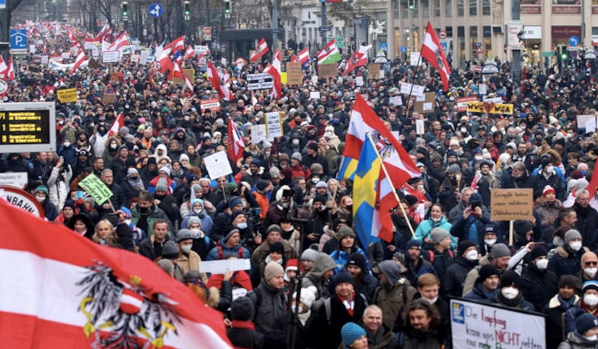 বাধ্যতামূলক ভ্যাকসিনের প্রতিবাদে বিক্ষোভে উত্তাল অস্ট্রিয়া