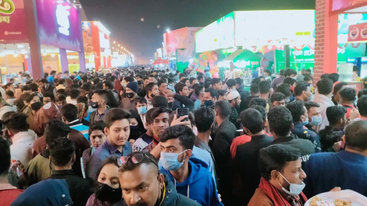 জমে উঠছে বাণিজ্য মেলা, ক্রেতাদের ভিড় দেখে খুশি বিক্রেতারাও