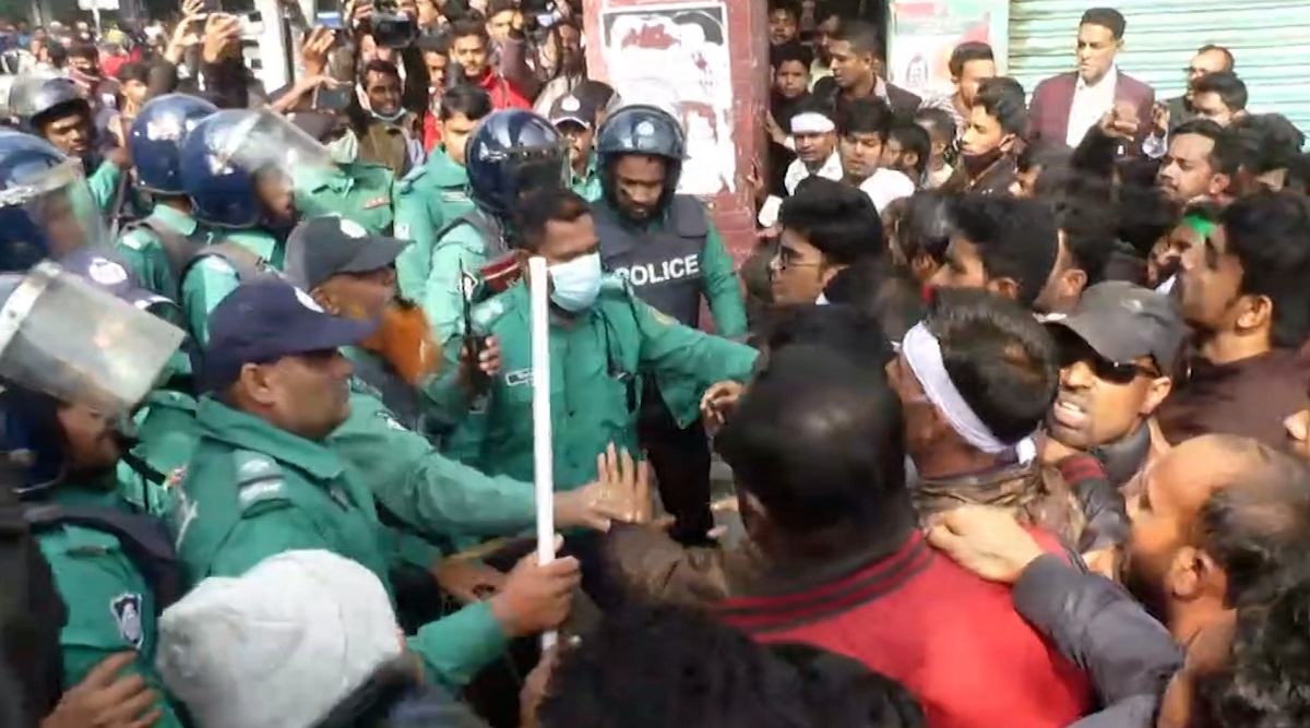 বরিশালে ছাত্রদলের র্যালিতে পুলিশের লাঠিচার্জ