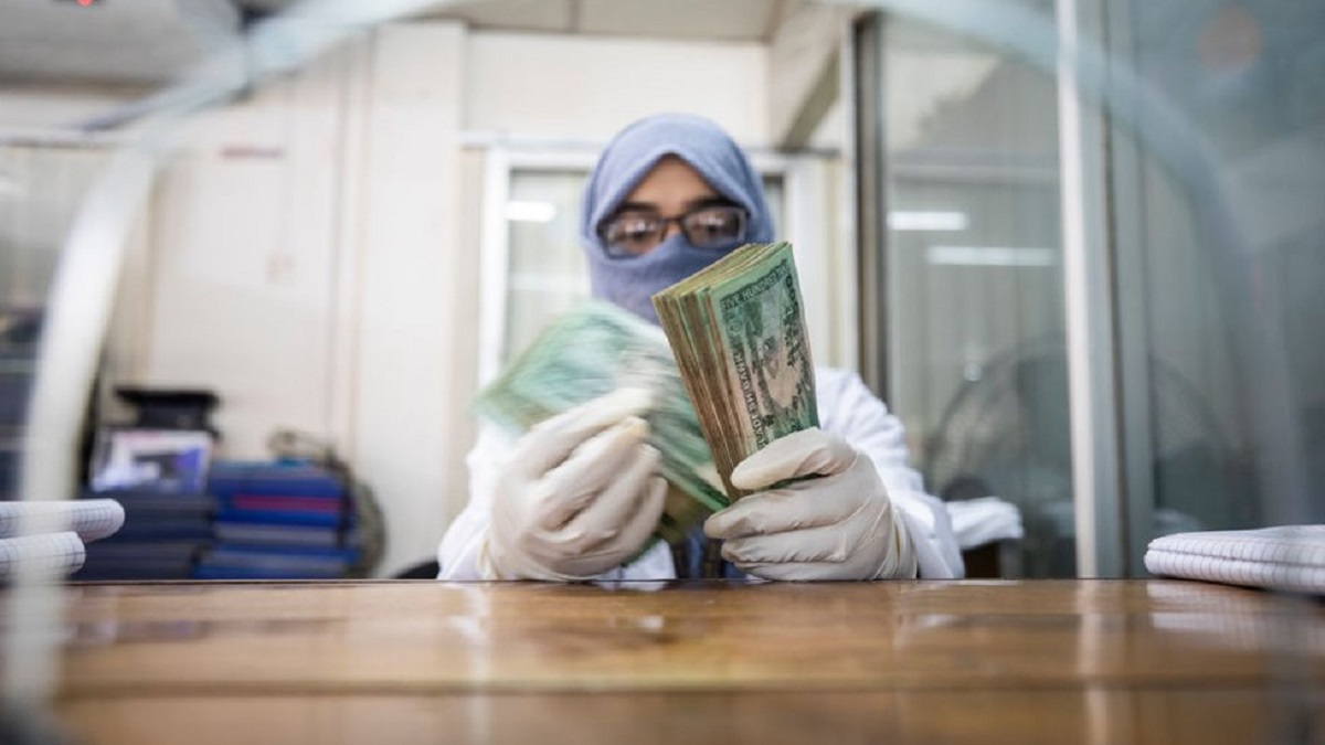 বেতন বৃদ্ধির সিদ্ধান্তে খুশি চাকরিপ্রার্থীরা, নাখোশ ব্যাংক