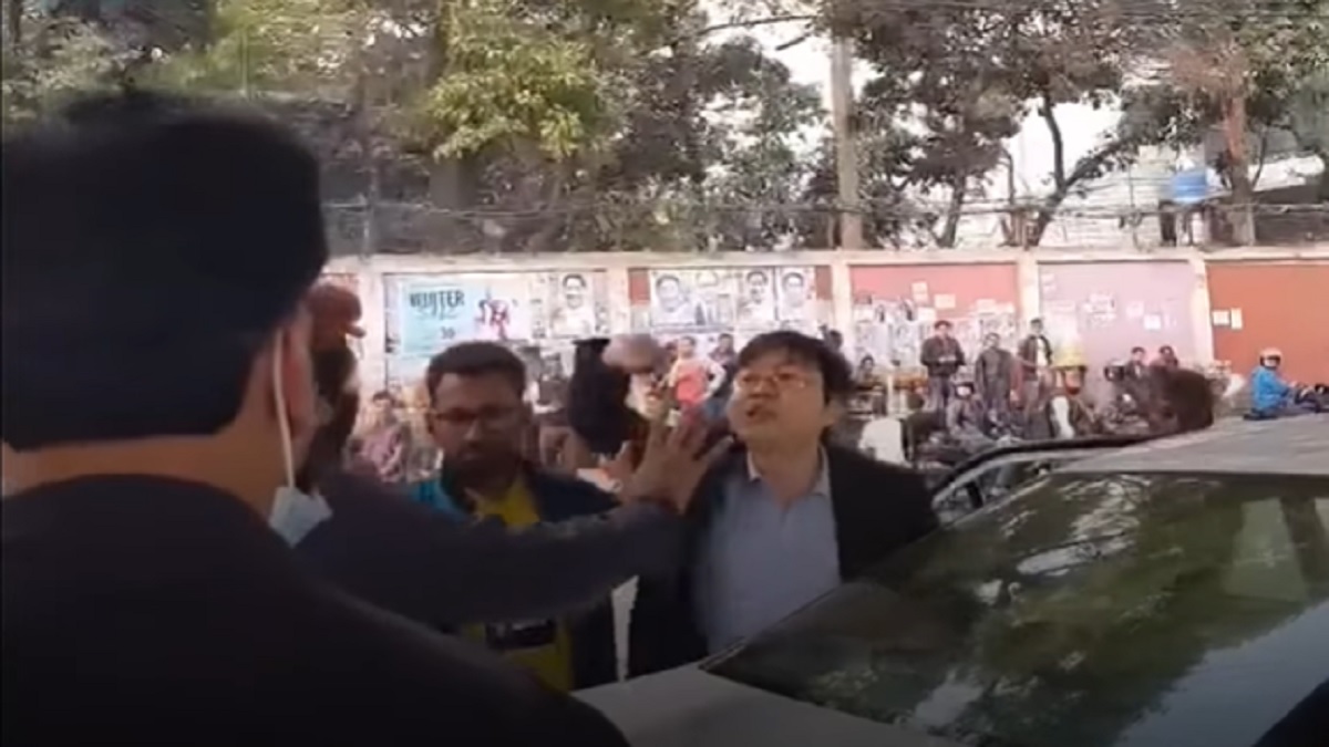 ট্রাফিক পুলিশকে লক্ষ্য করে বিদেশির টাকা ছুড়ে মারার ভিডিও ভাইরাল