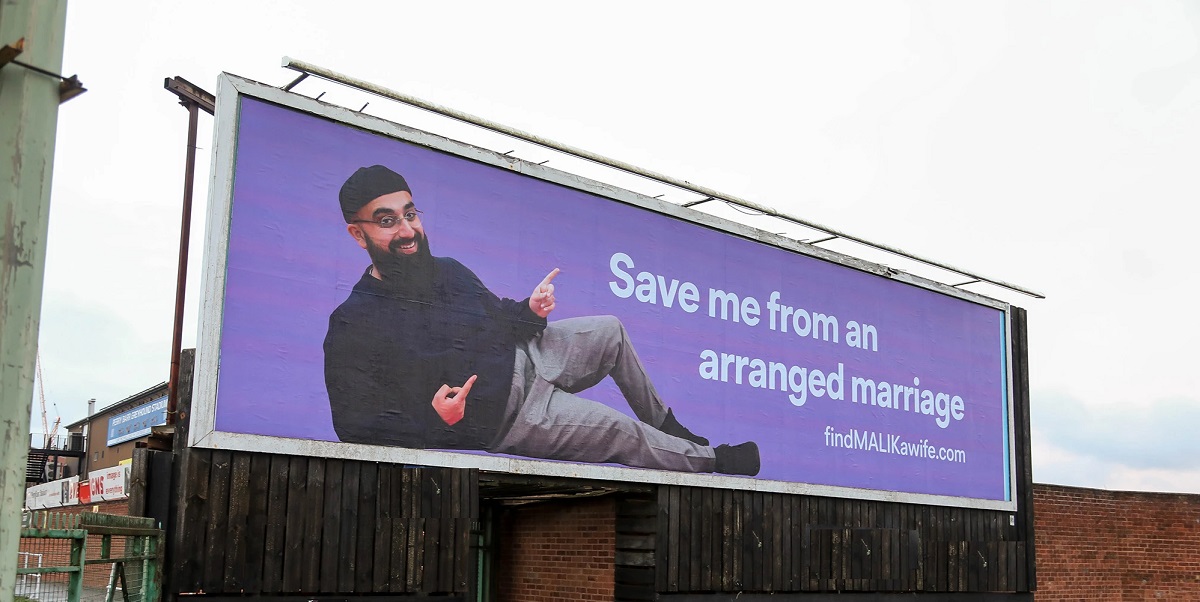 পারিবারিক বিয়ে থেকে বাঁচতে তরুণের অভিনব বিলবোর্ড