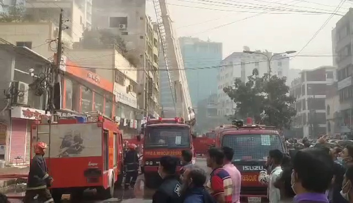 যমুনা টেলিভিশনের বাংলামোটর সেন্টারে আগুন; নিয়ন্ত্রণে ফায়ার সার্ভিসের ১১ ইউনিট