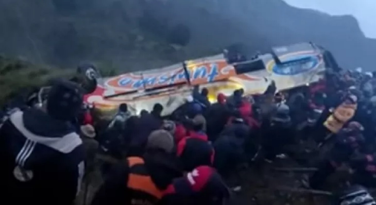 বলিভিয়ায় যাত্রীবাহী বাস খাদে পড়ে নিহত ১১