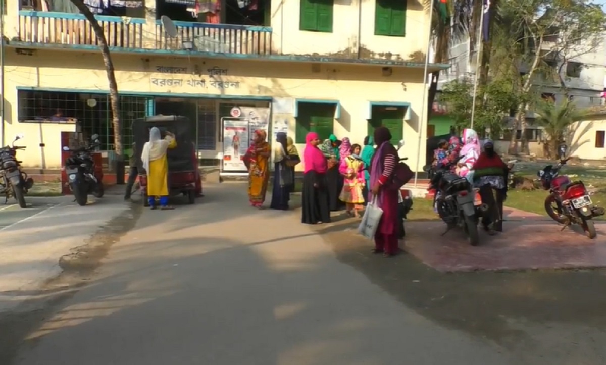বরগুনার জেলা মহিলা বিষয়ক অধিদফতরের অফিস সহকারী আটক
