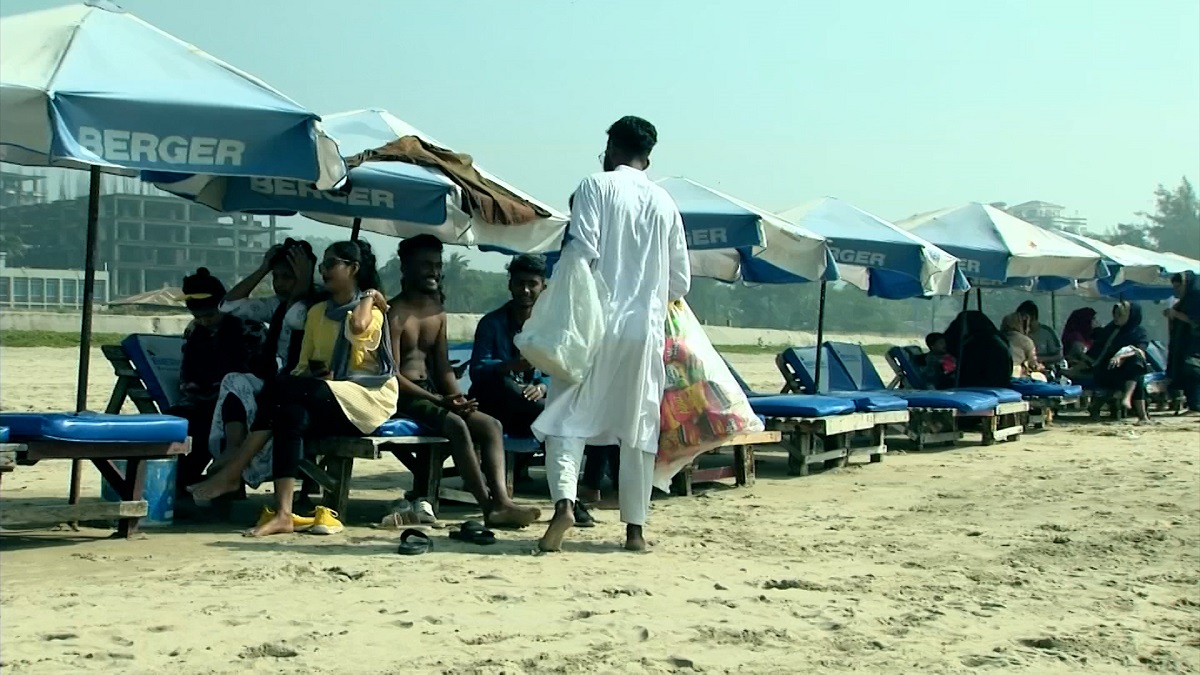 কক্সবাজার সমুদ্রসৈকত যেন বস্তি