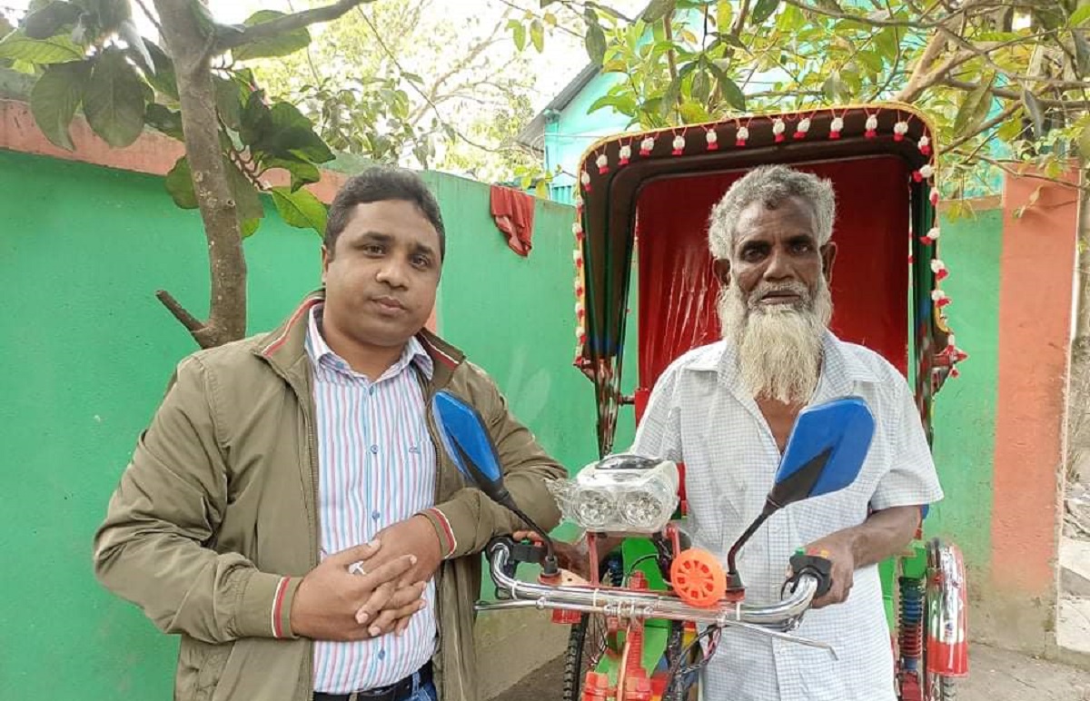 ব্রাহ্মণবাড়িয়ায় সাংবাদিকের চেষ্টায় বৃদ্ধ পেলেন নতুন রিকশা