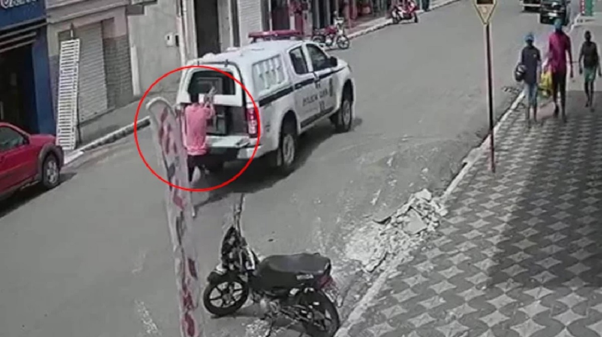 চলন্ত গাড়ি থেকে পালালো আসামি, থানায় গিয়ে টের পেলো পুলিশ!