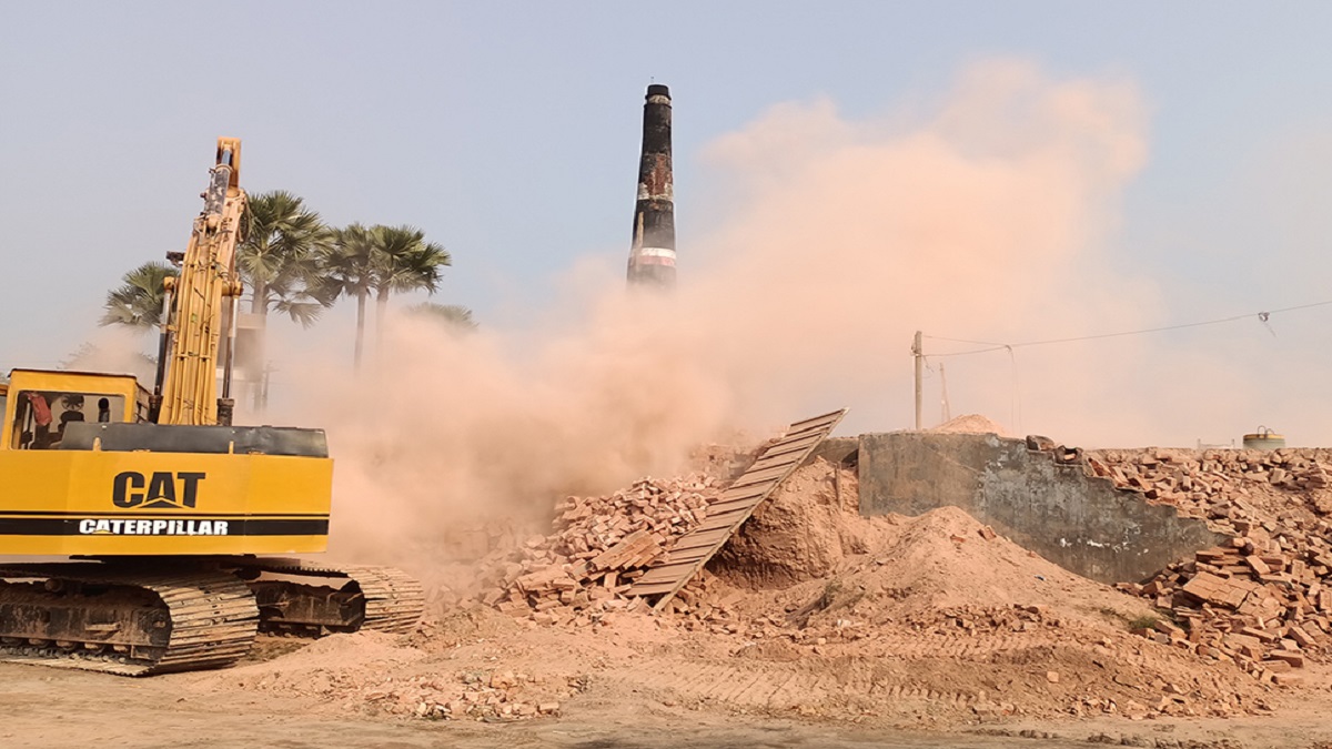 কিছুতেই বন্ধ হচ্ছে না সাভারের অবৈধ ইটভাটাগুলো
