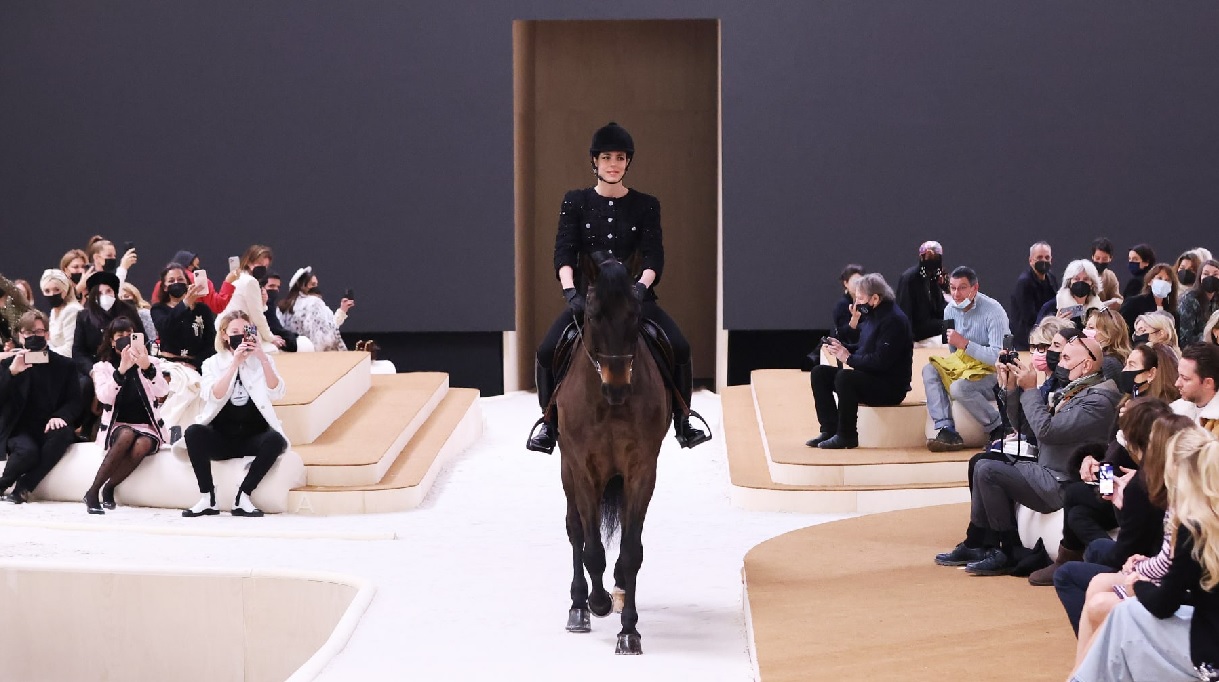 ফ্যাশন শোতে ঘোড়ায় চড়ে রাজকুমারীকে আনলো শ্যানেল