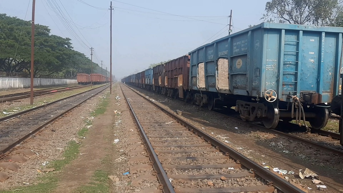 ভারত থেকে আসা গম চুরি করতে দর্শনা রেল ইয়ার্ডে চোরচক্রের হানা