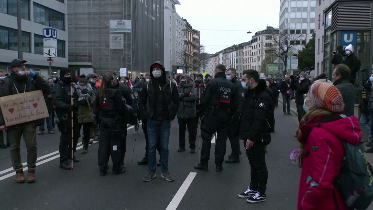 করোনা বিধিনিষেধ বিরোধী আন্দোলন; উত্তাল ইউরোপের দেশগুলো