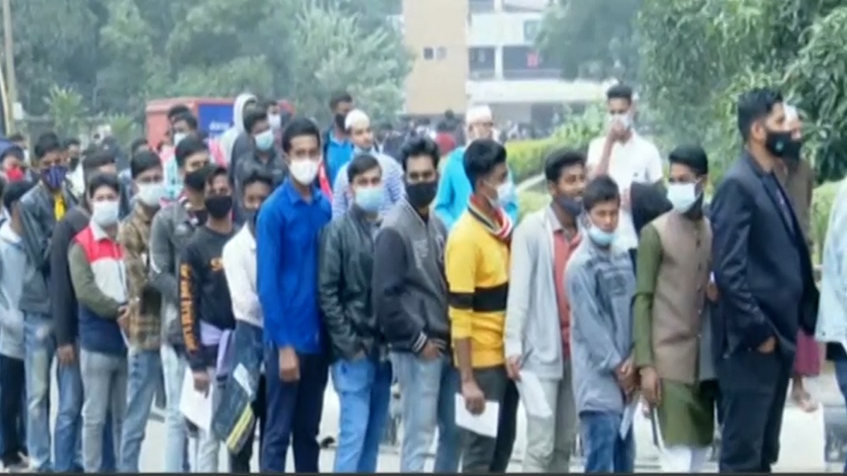 রাজধানীর করোনা পরীক্ষা বুথে বেড়েছে ভিড়