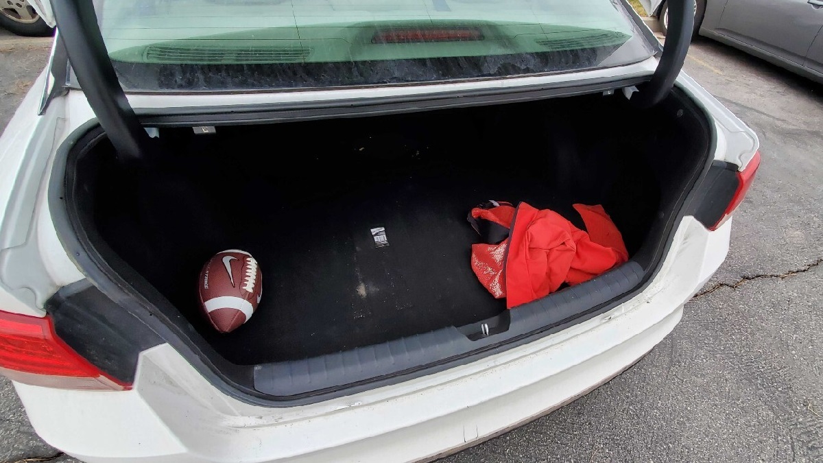 করোনা আক্রান্ত ছেলেকে গাড়ির ব্যাকডালায় রাখলেন মা