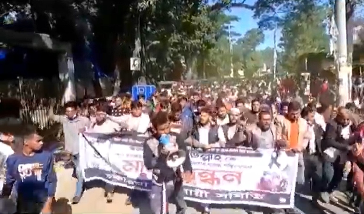 কক্সবাজারের চকরিয়ায় ব্যবসায়ী লতিফ হত্যার প্রতিবাদে বিক্ষোভ