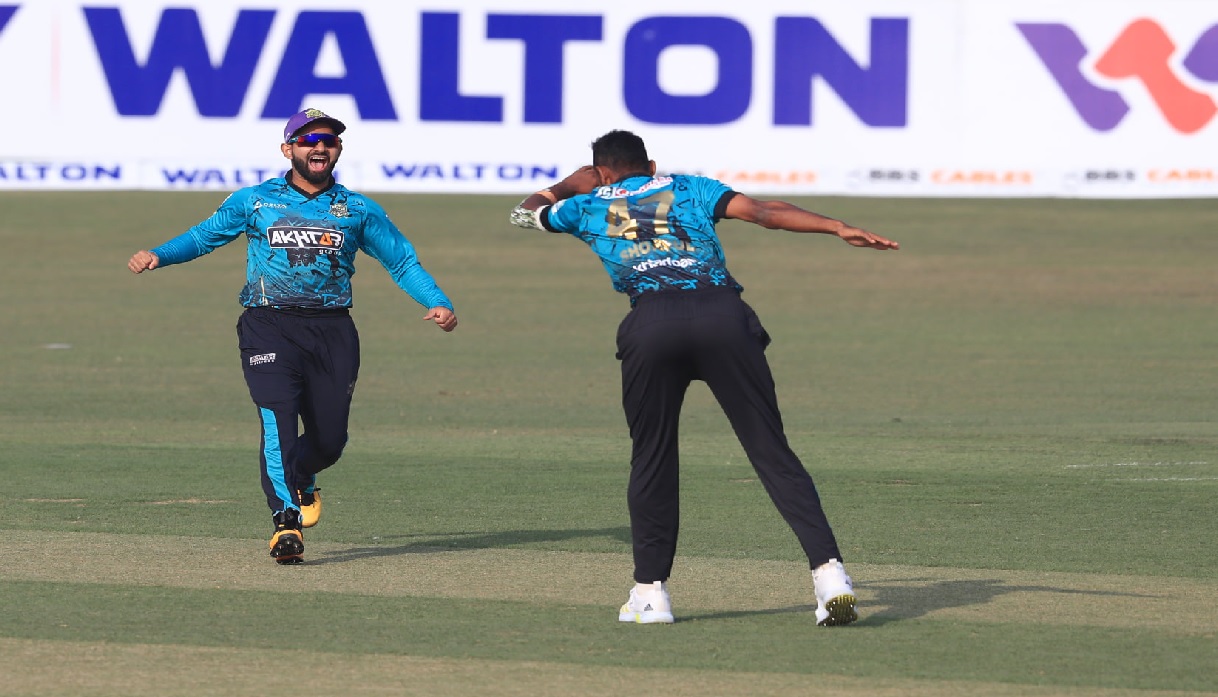 চট্টগ্রামের দেয়া ১৪৪ রানের লক্ষ্যে ব্যাট করছে খুলনা