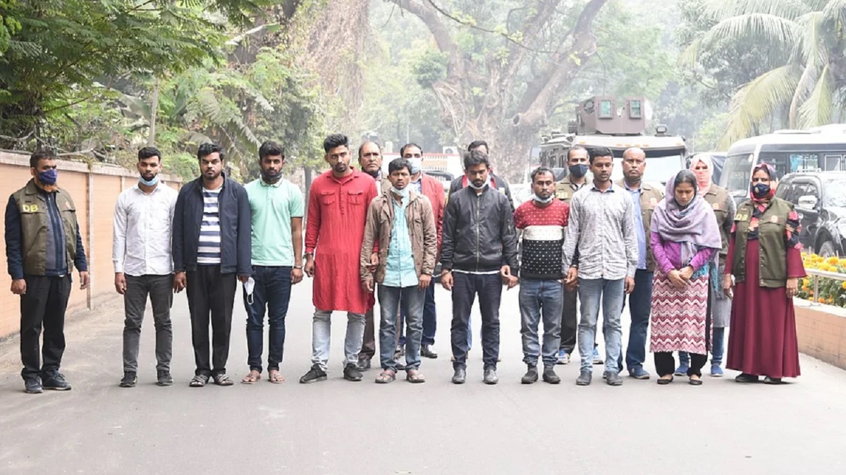 পরীক্ষার্থী সেজে ডিভাইস নিয়ে পরীক্ষাকেন্দ্রে যেতেন তারা, ডিবির হাতে ধরা