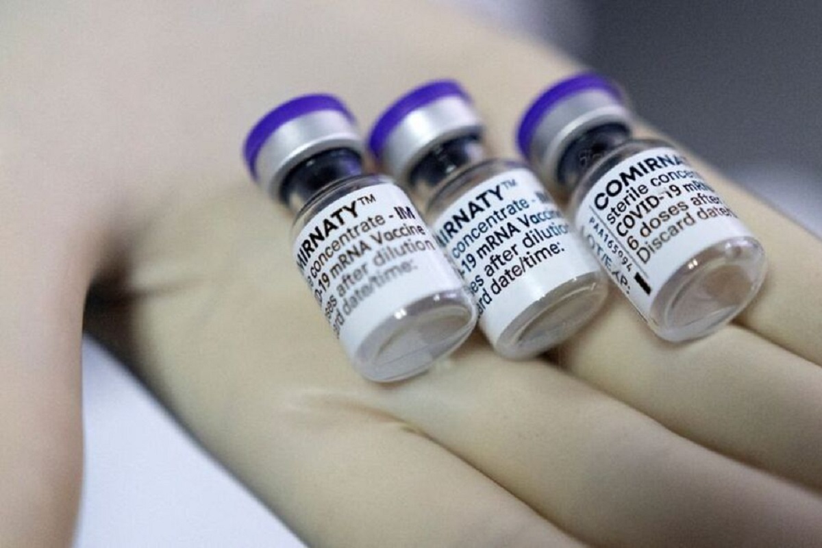 টিকা নিলে ডেলটার বিরুদ্ধে সুরক্ষা দেবে ওমিক্রনের সংক্রমণ: গবেষণা