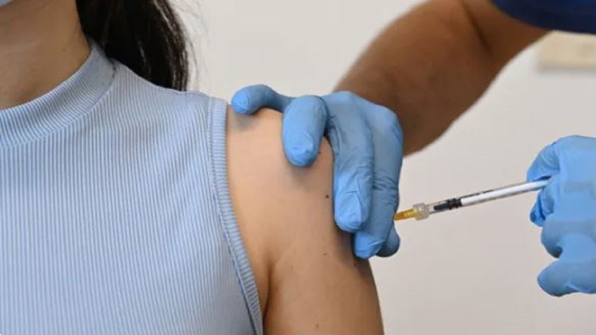 ওমিক্রন ঠেকাতে নতুন টিকার পরীক্ষামূলক প্রয়োগে ফাইজার-বায়োএনটেক
