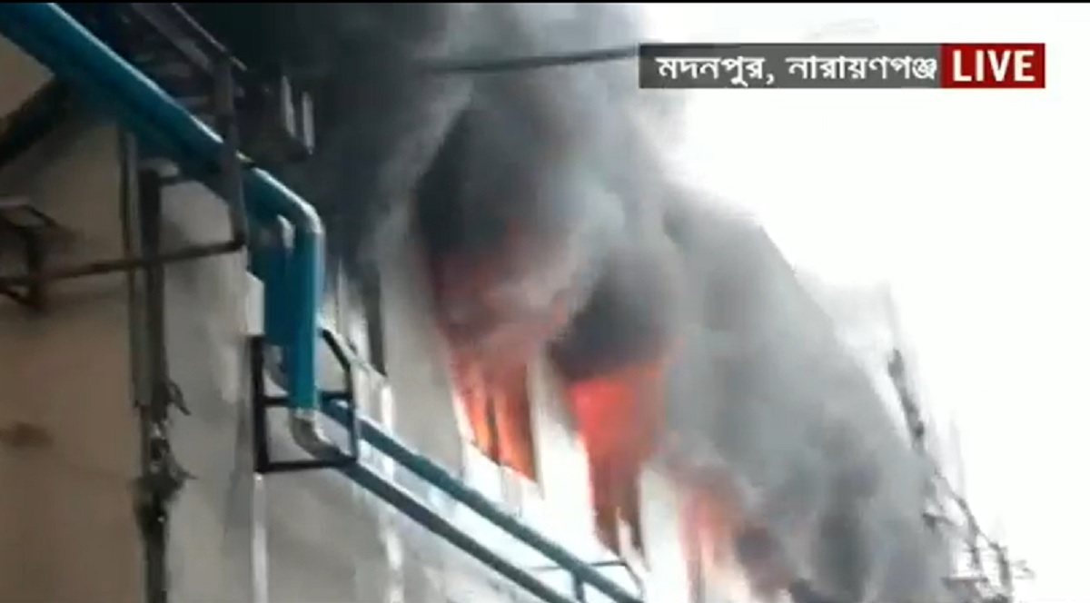 নারায়ণগঞ্জের পোশাক কারখানায় ভয়াবহ আগুন, কাজ করছে ফায়ার সার্ভিসের ১৬টি ইউনিট
