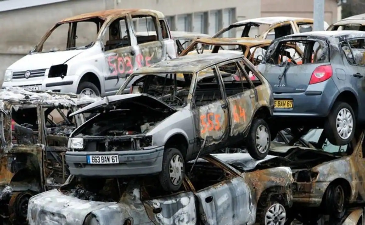 নববর্ষ উদযাপনে ফ্রান্সে পোড়ানো হয় শত শত গাড়ি!