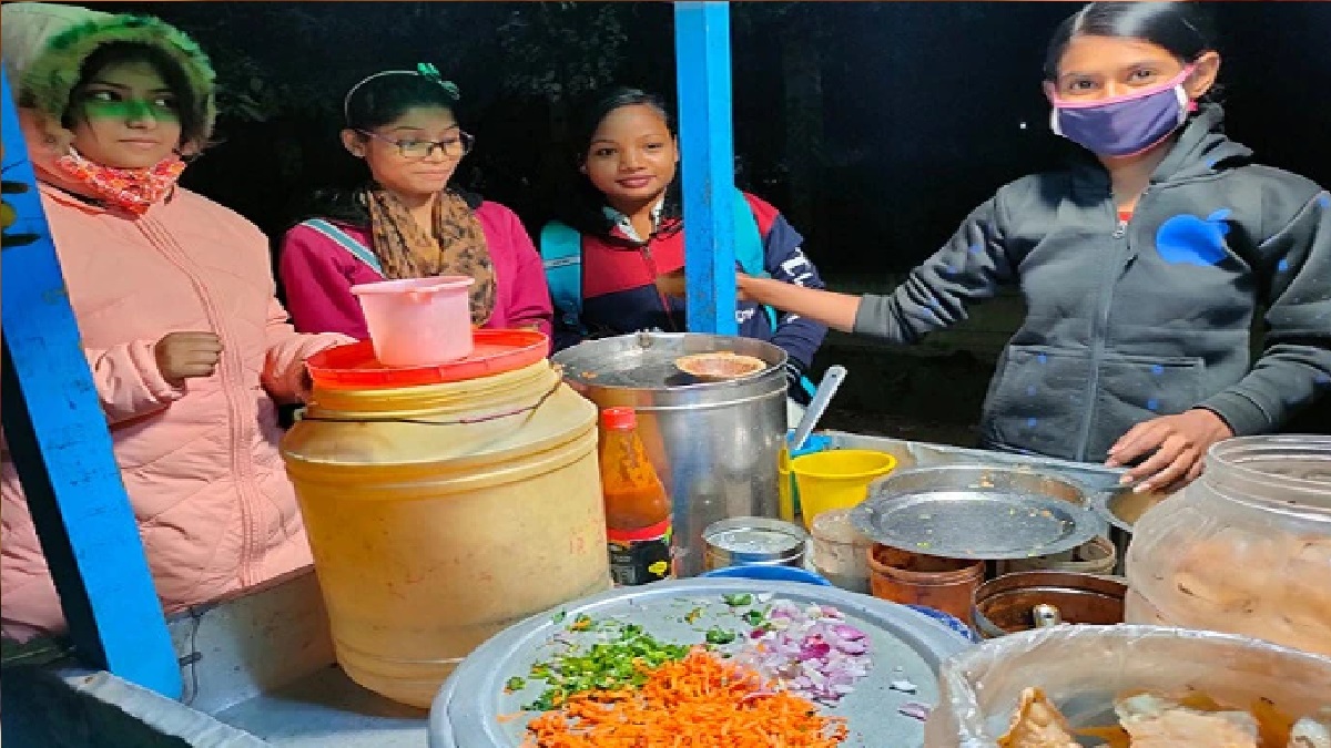 বাবা অসুস্থ, ফুচকা বিক্রি করে সংসার চালাচ্ছে নবম শ্রেণির ছাত্রী