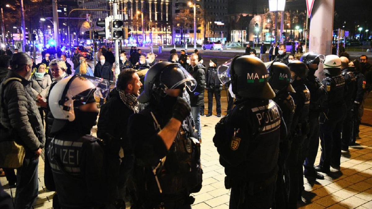 করোনা বিধিনিষেধ বিরোধী আন্দোলনে উত্তাল জার্মানি ও বলিভিয়া