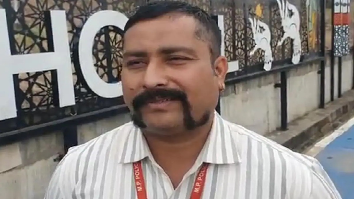 গোঁফ ছাঁটতে অস্বীকৃতি জানানোয় পুলিশ কনস্টেবল বরখাস্ত