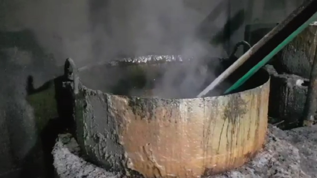 অস্বাস্থ্যকর গুড়ের কারখানায় ভ্রাম্যমাণ আদালতের অভিযান