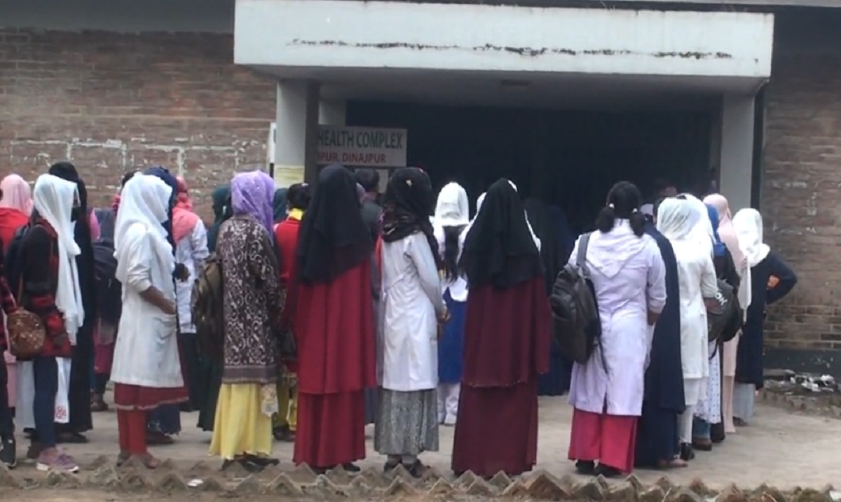 হিলিতে ছাত্র-ছাত্রীদের করোনার টিকাদান কর্মসূচি শুরু