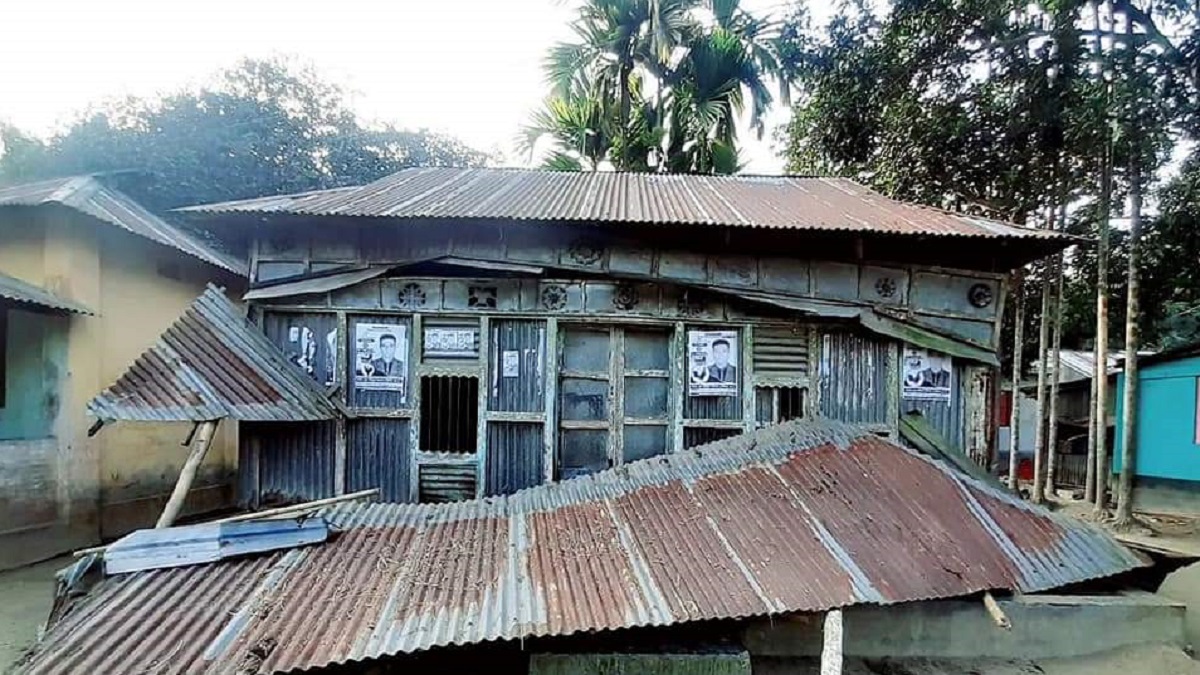 নির্বাচনী সহিংসতায় বিধ্বস্ত হুমায়ুন আহমেদের পৈতৃক ভিটা