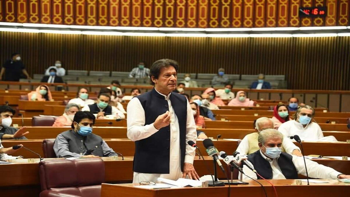 পার্লামেন্টে সমালোচনার মুখে ইমরান খান