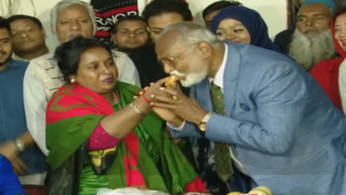 তৈমূরের বাসায় মিষ্টি নিয়ে আইভী