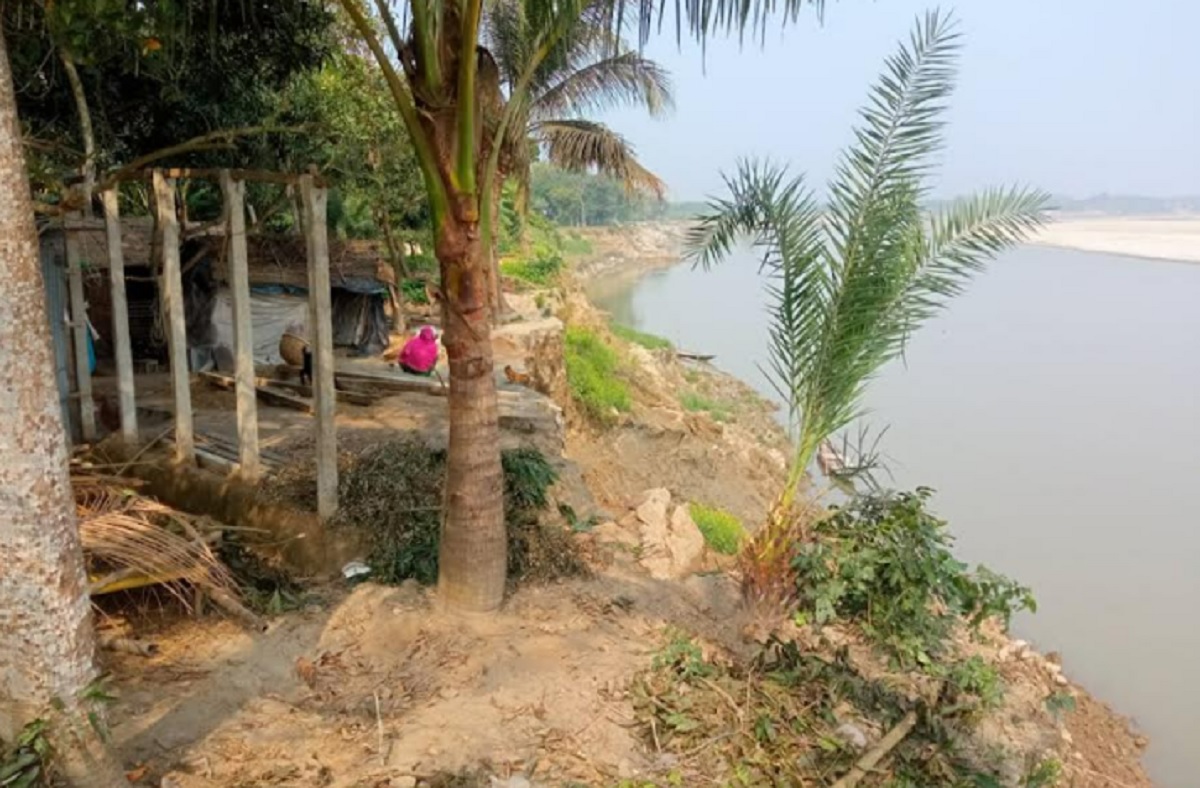 ঝিনাইদহে নদী ভাঙনের মুখে শত শত পরিবার