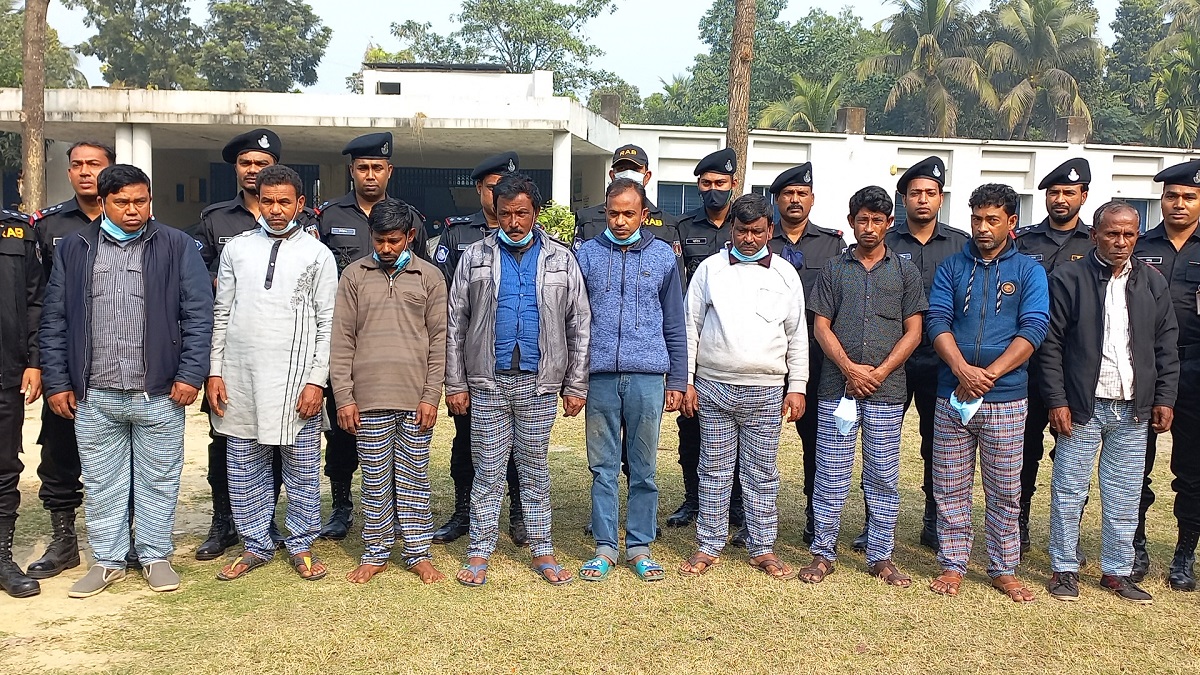 দরিদ্র মানুষদের ফুসলিয়ে কিডনি বিক্রি, জয়পুরহাটে দালালচক্রের ৯ সদস্য আটক