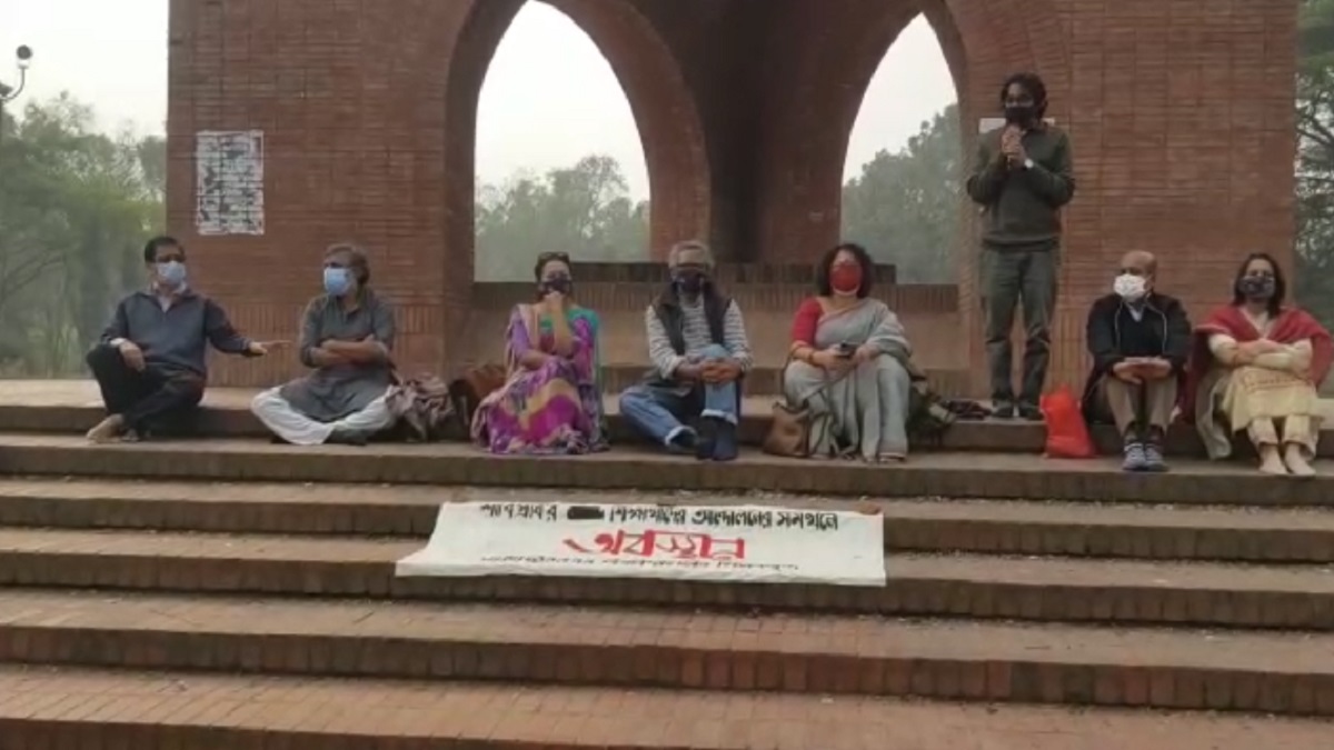 শাবিপ্রবির আন্দোলনকে সমর্থন জানিয়ে জাবি শিক্ষকদের অবস্থান কর্মসূচি