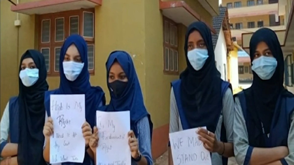 কর্ণাটকে ৬ মুসলিম ছাত্রীকে ক্লাসে ঢুকতে না দেয়ার অভিযোগ