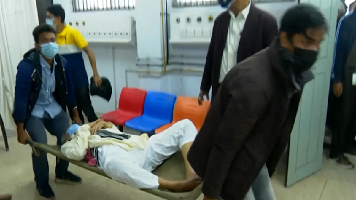 বুস্টার ডোজ নিতে গিয়ে ভিড়ে অসুস্থ হয়ে পড়ছেন প্রবীণরা