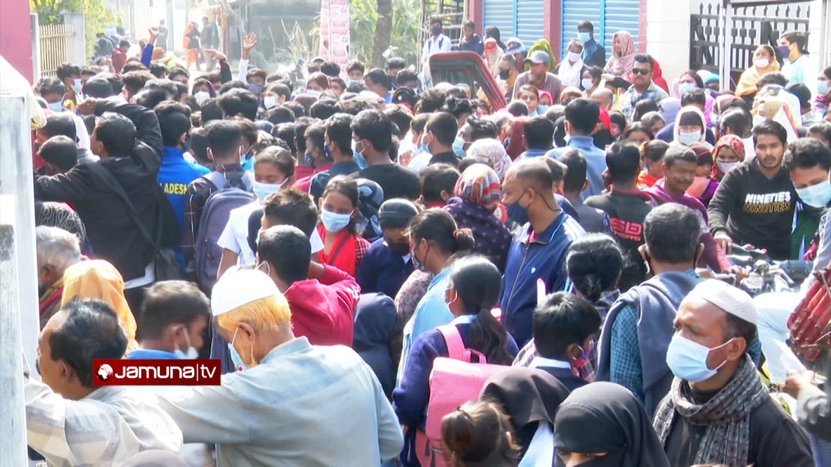 খুলনায় স্কুলশিক্ষার্থীদের টিকা দেয়া নিয়ে চরম অব্যবস্থাপনা