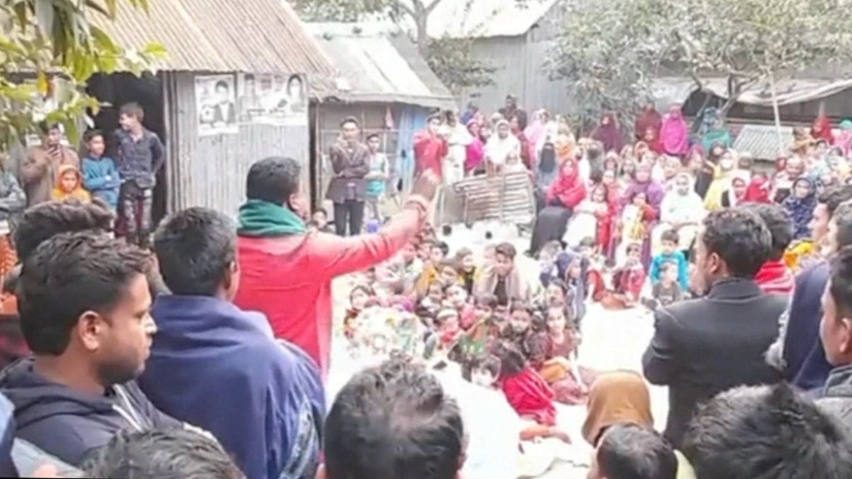 স্বতন্ত্র প্রার্থীর সমর্থকদের এলাকা ছাড়তে মাইকে নৌকার প্রার্থীর ঘোষণা ভাইরাল