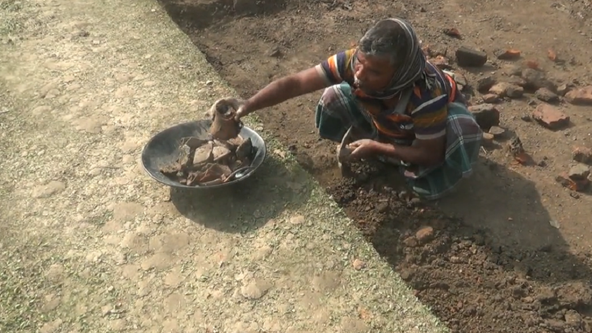 খান জাহানের বসতভিটা খননে এখনও বেরিয়ে আসছে নতুন নতুন প্রত্ননিদর্শন