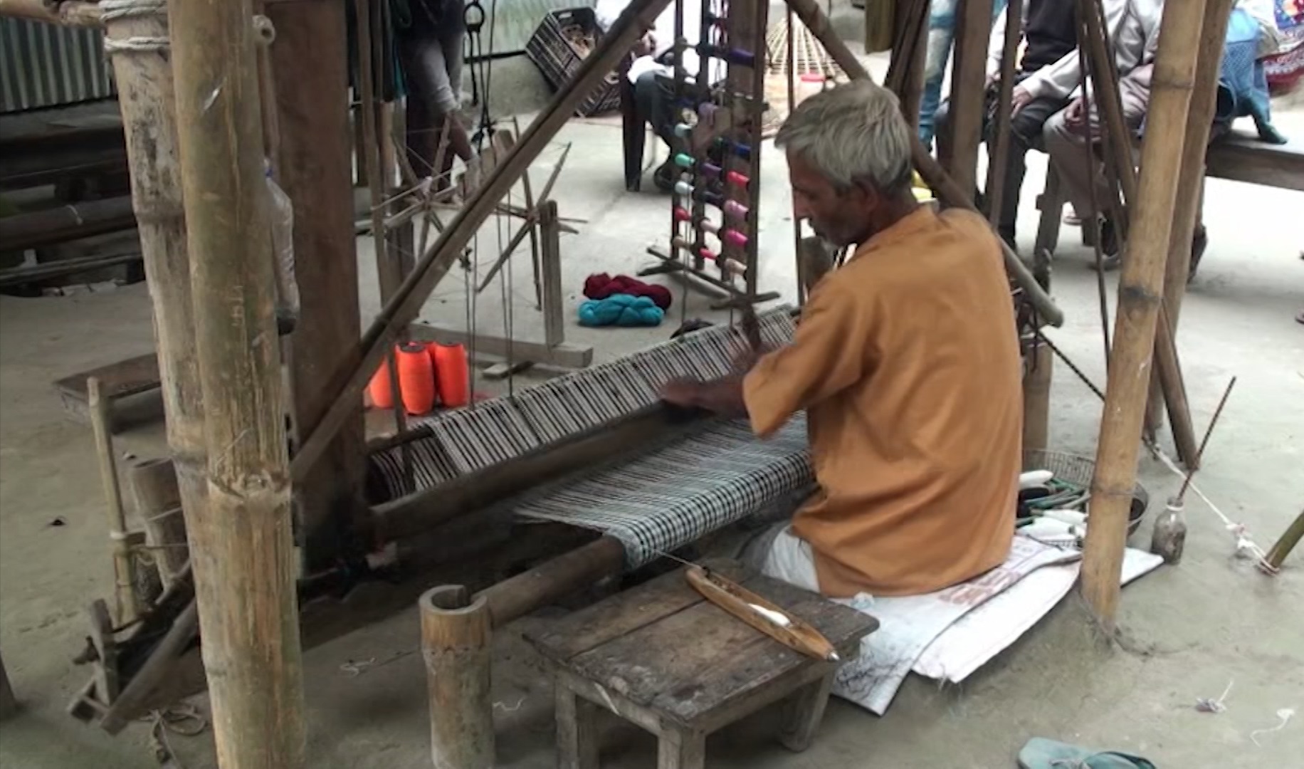 হারিয়ে যাচ্ছে ঐতিহ্যবাহী তাঁত শিল্প, দুর্বিষহ জীবন কাটাচ্ছেন তাঁতীরা