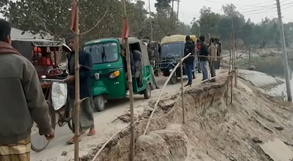 লালমনিরহাটে ধসে পড়া সড়কে বাড়ছে দুর্ভোগ