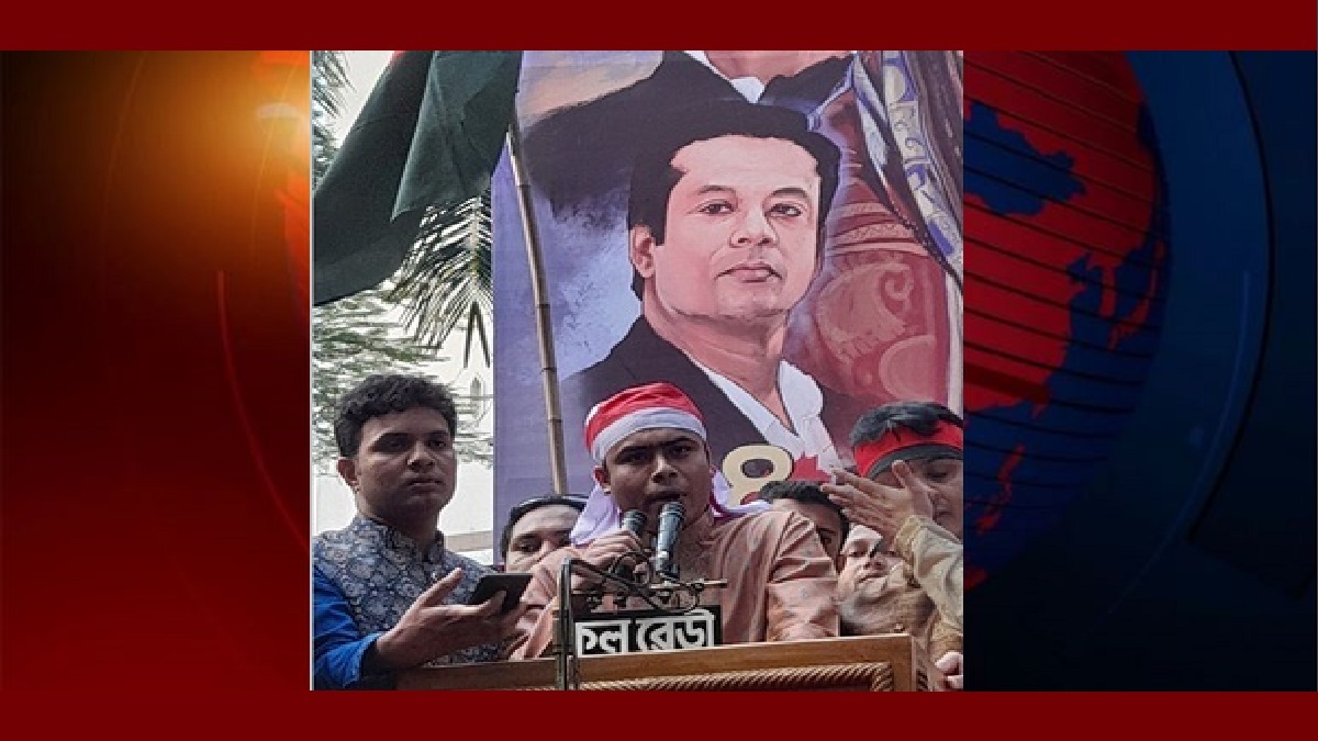 মাথায় ব্যান্ডেজ নিয়ে অনুষ্ঠানস্থলে লেখক, সংঘর্ষের কারণে দেরিতে শুরু কার্যক্রম