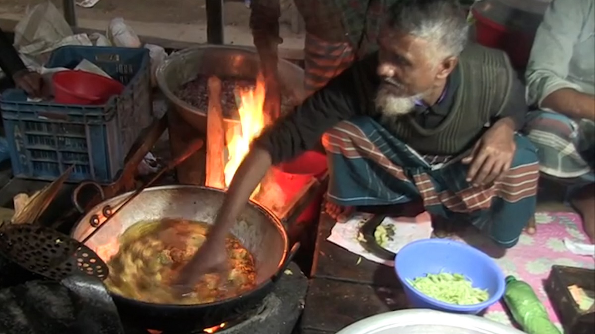 ফুটন্ত তেলে হাত দিয়ে ডালপুরি ভাজেন কিশোরগঞ্জের লিয়াকত