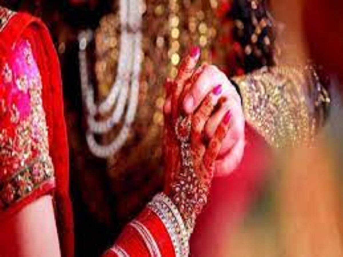 ৪০ বছর প্রেমের পর ধুমধাম করে বিয়ে, পাত্র দেখে তাজ্জব সবাই!