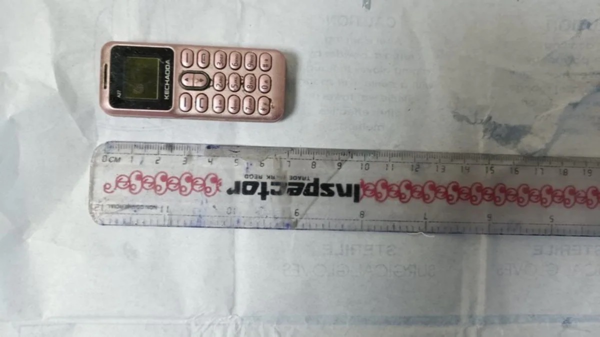 অপারেশন ছাড়াই কয়েদির পেট থেকে বের করা হলো মোবাইল!