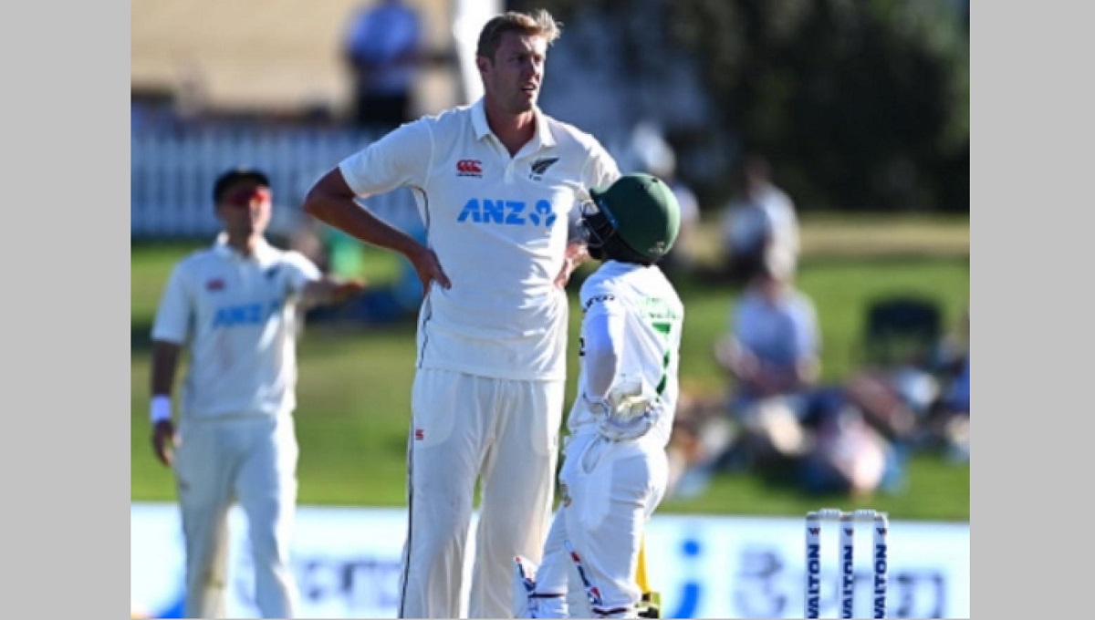 জেমিসনের সামনে মুমিনুলের ভাইরাল ছবি নিয়ে হাথুরুসিংহের টুইট