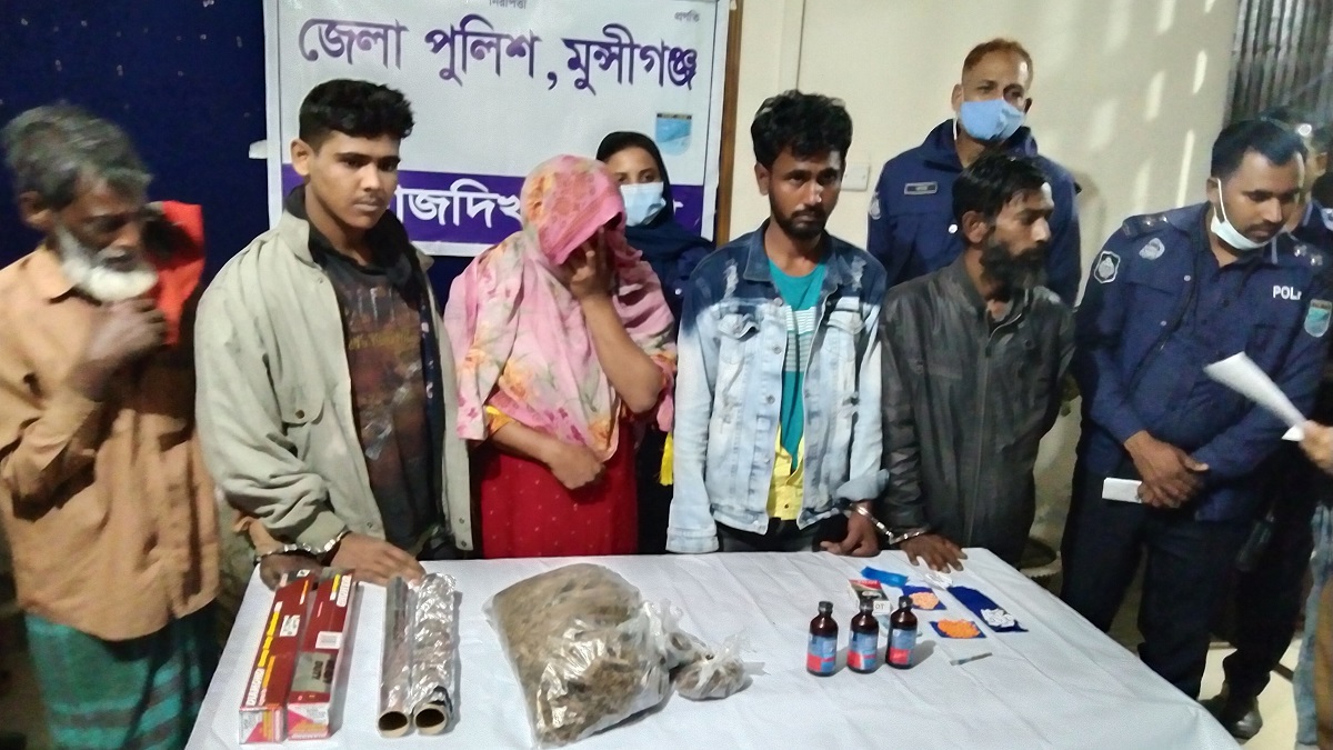 মুন্সিগঞ্জে মাদকদ্রব্যসহ আটক ৫
