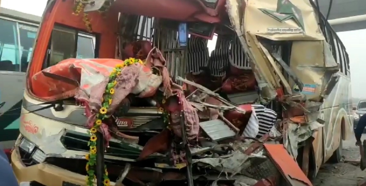 মুন্সিগঞ্জে কাভার্ডভ্যানকে বাসের ধাক্কা, নিহত ১